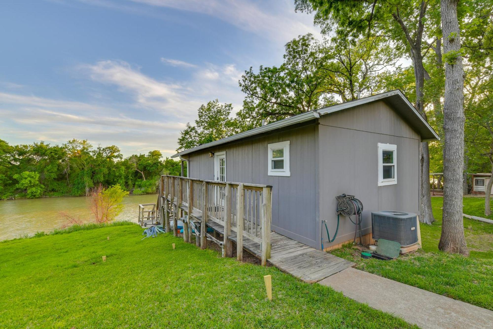 Appartamento Rustic River Cabin With Dock And Covered Deck! Waco Esterno foto