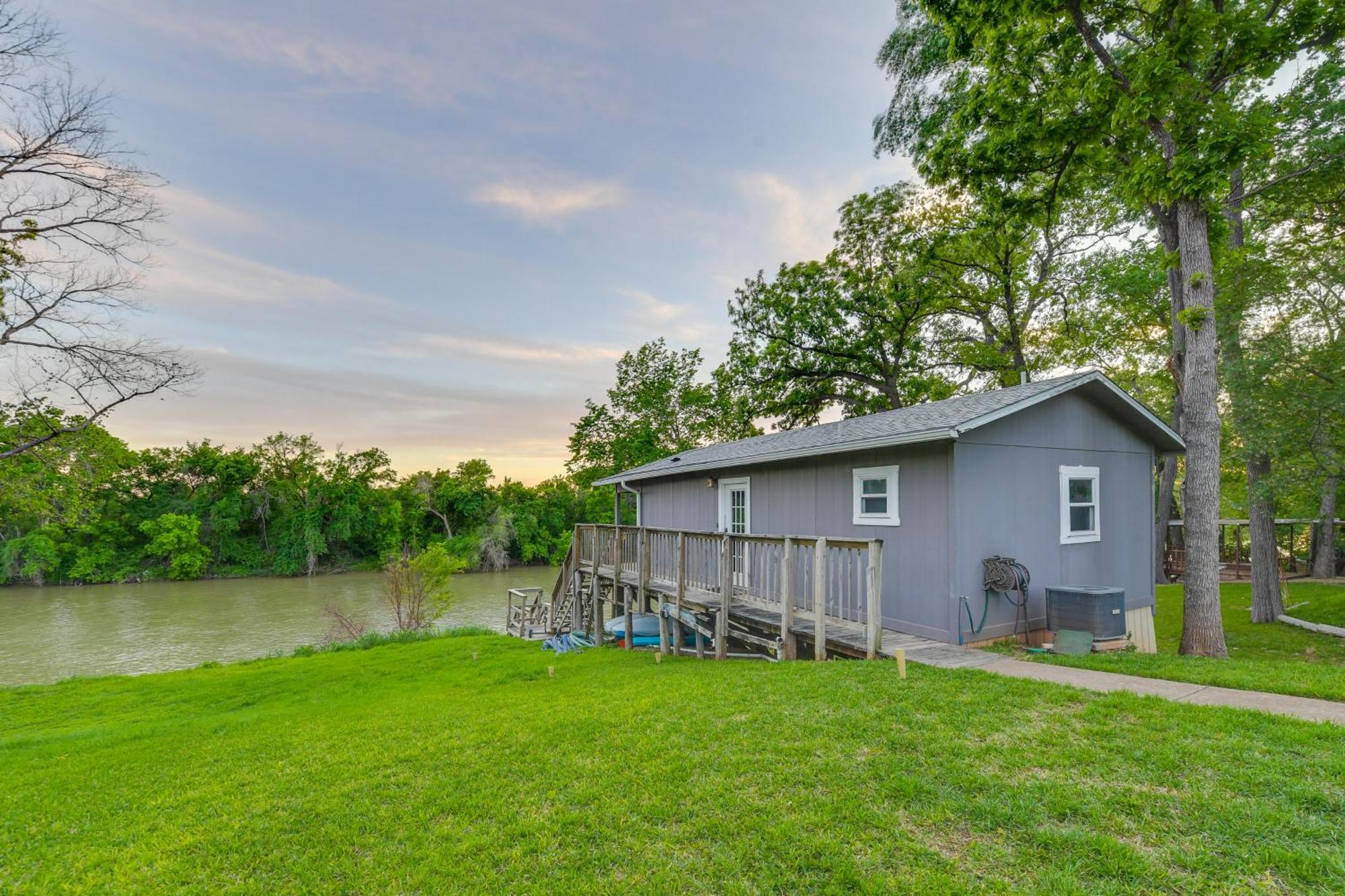 Appartamento Rustic River Cabin With Dock And Covered Deck! Waco Esterno foto