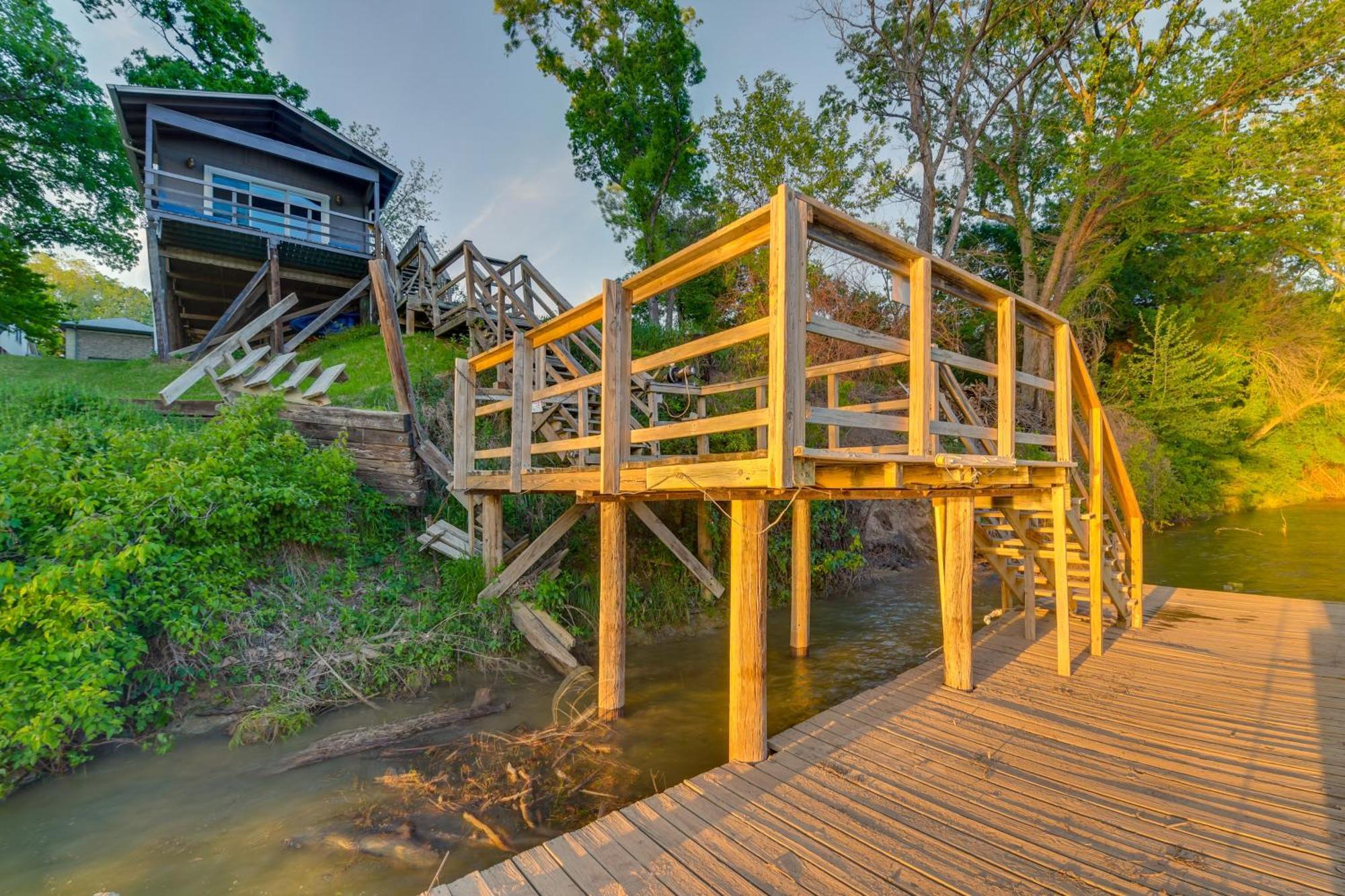 Appartamento Rustic River Cabin With Dock And Covered Deck! Waco Esterno foto