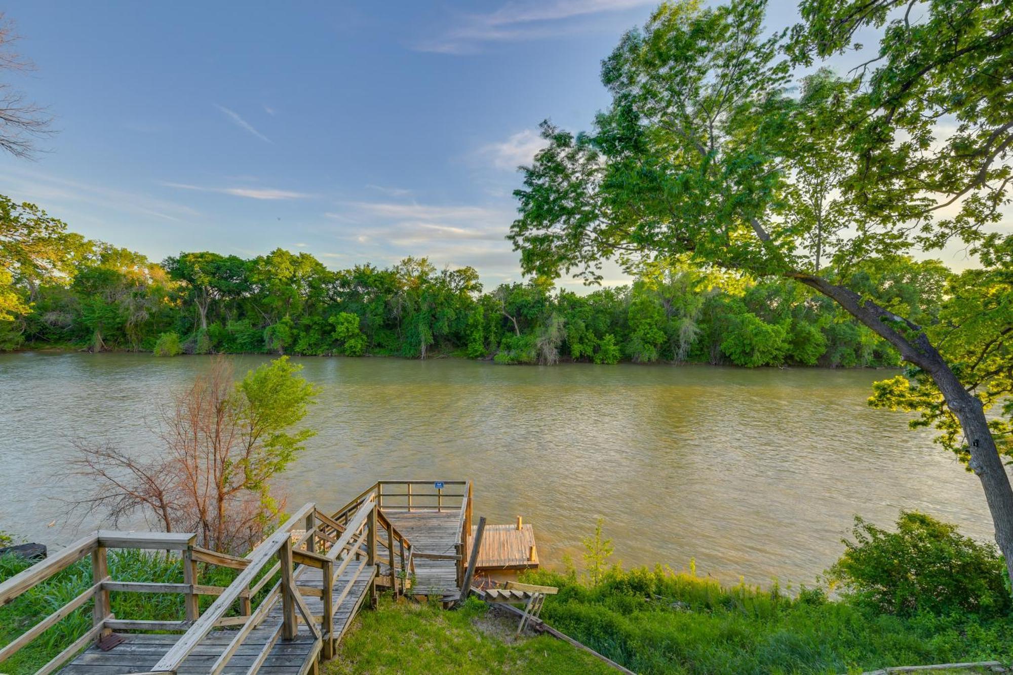 Appartamento Rustic River Cabin With Dock And Covered Deck! Waco Esterno foto