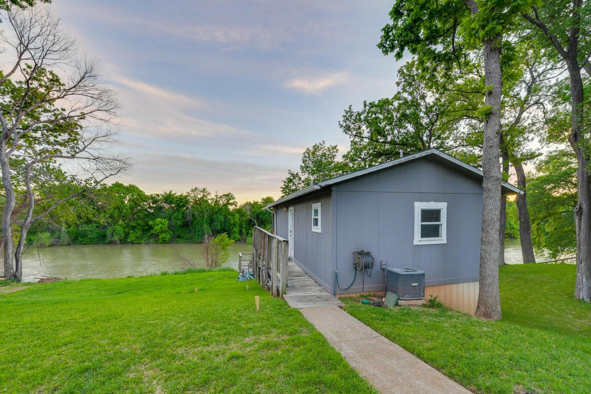 Appartamento Rustic River Cabin With Dock And Covered Deck! Waco Esterno foto